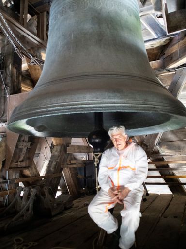 Bill Fontana mit der Glocke Emmanuel, Foto: Luca Bagnoli