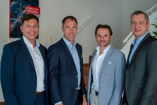 Die strategische Neuausrichtung des Top-Managements von Toyota
Material Handling Austria ist somit abgeschlossen. Im Bild von links
nach rechts: Managing Director Mag. Oskar Zettl, Peter Melin, M.Sc.
Director After Sales and Rental & Used, Dipl.-Ing. Josef Dax,
Director Sales & Logistics Solutions sowie Ing. Mag. Andrej Nikitin,
MBA, Director Finance.