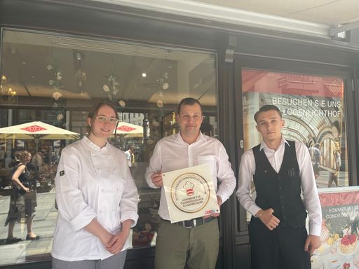 Vorschau Bild von Fachkräfte für die Zukunft ausbilden: Geschäftsführer Christian
Pannosch (Mitte), Conditorei Sluka, mit zwei Lehrlingen.