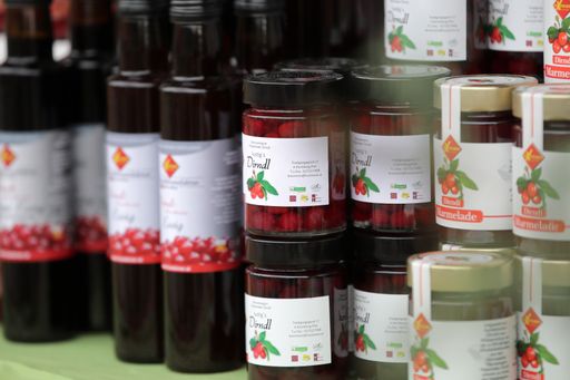 Vorschau Bild von An den Ständen der rund 70 Aussteller:innen werden Dirndlprodukte
aller Art zum Verkauf angeboten.