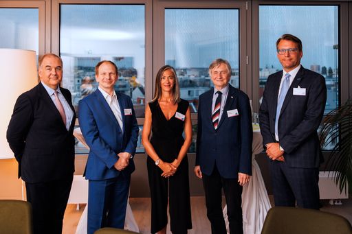 v.l.n.r.: Mag. Johannes Baillou (Vorsitzender des Vorstands und
Familienrats der E. Merck KG), Assoc. Prof. Priv.-Doz. Dr. Markus
Zeitlinger (Vorstand der Universitätsklinik für Klinische
Pharmakologie), Mag. Elisa Aichinger (Partner Consulting Deloitte
Österreich - Human Capital), Univ.-Prof. Dr. Josef Smolle
(Abgeordneter zum Nationalrat Parlamentsklub der ÖVP,
Bereichssprecher für Gesundheit), Dr. Leif E. Moll (Geschäftsführer
Merck Österreich)