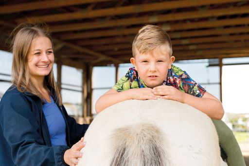 Vorschau Bild von Bild 03: Verkehrt ist die Welt besonders schön © Verein PFERDE
STÄRKEN - multidisziplinäres Therapiezentrum KINDER STÄRKEN