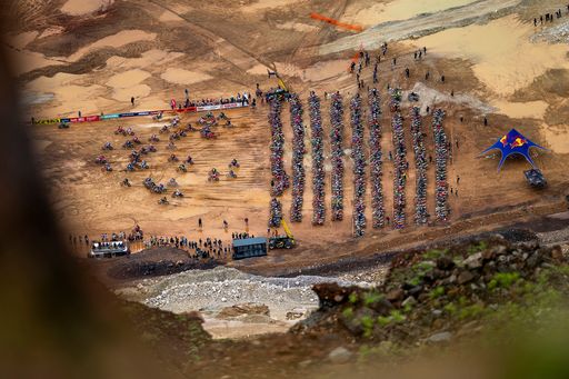Vorschau Bild von Start der 500 Dirtbike-Athleten zum Red Bull Erzbergrodeo 2024:
vom tiefsten Punkt des gewaltigen Erz-Tagbau-Areals über den
gesamten Erzberg bis ins Ziel schafft es nur eine Handvoll der
Teilnehmer