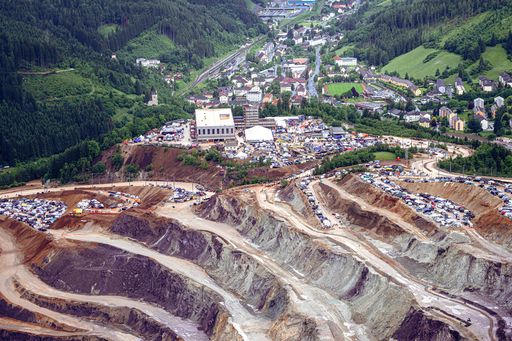 Vorschau Bild von 1.500 Teilnehmer aus 50 Nationen und mehr als 50.000 Besucher des
Red Bull Erzbergrodeo verwandeln die beschauliche Stadtgemeinde
Eisenerz für vier Tage ins Epizentrum der internationalen
Motorrad-Offroad-Community