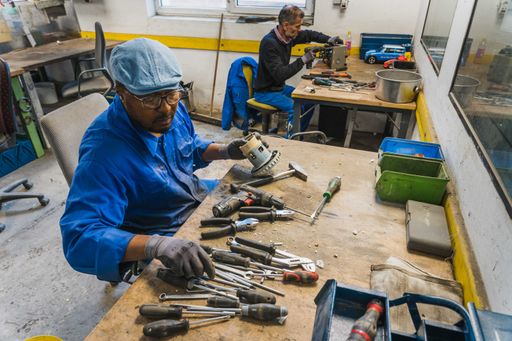 Ein Mann repariert im DRZ etwas und trägt so zur
Kreislaufwirtschaft bei.