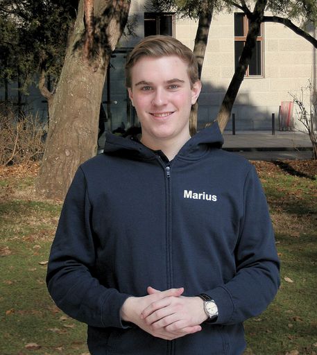 Marius Hladik, Bundesschulsprecher 2023/24 spricht sich klar
gegen ein "Handyverbot" in Schulen aus. SchülerInnen dürfen mit
Problemen nicht allein gelassen werden.