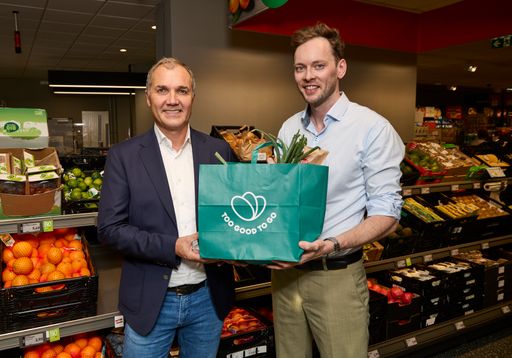 HOFER setzt vielfältige Maßnahmen, um Lebensmittelüberschüsse zu
vermeiden – darunter auch die Partnerschaft mit “Too Good To Go”.
Horst Leitner, CEO der HOFER S/E und Georg Strasser-Müller, Country
Director von Too Good To Go Österreich und der Schweiz (v. l.)