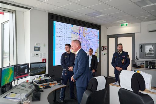 Innenminister Gerhard Karner im neuen Flugpolizei-Stützpunkt in
Wiener Neustadt.