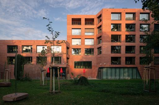 In Berlin-Neukölln eröffnet am 12. September mit Publix das erste
Haus für Journalismus und Öffentlichkeit: Die Initiative der
Schöpflin Stiftung wird eine Arbeitsstätte für mehr als 30
Organisationen ? darunter Correctiv, Reporter ohne Grenzen, Netzwerk
Recherche und Lie Detectors. Am 15. September lädt das Team von
Intendantin Maria Exner zum Open House Tag ein. Mehr Informationen
zum Programm: www.publix.de / Weiterer Text über ots und
www.presseportal.de/nr/176128 / Die Verwendung dieses Bildes für
redaktionelle Zwecke ist unter Beachtung aller mitgeteilten
Nutzungsbedingungen zulässig und dann auch honorarfrei.
Veröffentlichung ausschließlich mit Bildrechte-Hinweis.