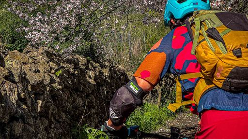  Mountainbikerin am Trail.