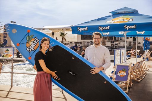  Gewinnerin Kathrin Kratky und Spezi Produktmanager Manuel Raunig
(c)PhilippLipiarski