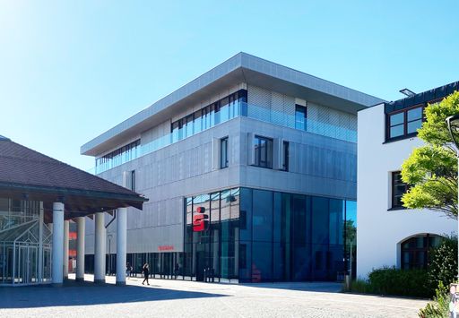 Vorschau Bild von Best Practice! Ästhetik trifft Funktionalität: Die neue Fassade
der Sparkasse Erding-Dorfen (Deutschland)