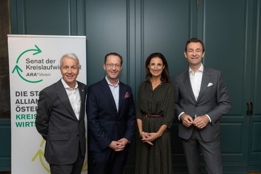  https://www.apa-fotoservice.at/galerie/38042 ..im Bild von links:
Alfred Berger (Vorstand NÖM AG, Senator des Senats der
Kreislaufwirtschaft), Robert Nagele (Vorstand Billa AG, Senator des
Senats der Kreislaufwirtschaft), Agatha Kalandra (PwC Österreich),
Harald Hauke ( ARA Vorstandssprecher und Koordinator des Senats der
Kreislaufwirtschaft)