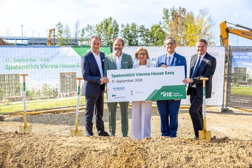 Johanna Mikl-Leitner, Landeshauptfrau von Niederösterreich,
Herbert Pinzolits, Eigentümer und CEO MAMMA Group, Jörg Beginen, COO
HR Group, Günther Ofner, Vorstand der Flughafen Wien AG und Wolfgang
Scheibenpflug, Bereichsleiter Immobilien- und Standortmanagement der
Flughafen Wien AG