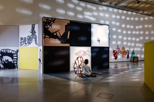 Vorschau Bild von Zentrale Gestaltungselemente der Ausstellung sind Holzrahmen, die
mit Bettlaken der Kinder bespannt und mit Elementen ihrer
Zeichnungen bemalt sind.