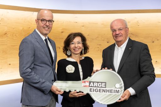  Schlüsselübergabe beim Auftakt-Pressegespräch der ARGE Eigenheim
v.l.: DI Herwig Pernsteiner (Bundesobmann-Stv. Österreichischer
Verband gemeinnütziger Bauvereinigungen (GBV) und Präsidiumsmitglied
der ARGE Eigenheim OÖ), Mag.a Isabella Stickler (Obfrau der
Gemeinnützigen Bau-, Wohn- und Siedlungsgenossenschaft Alpenland St.
Pölten), KommR DI Christian Struber (Bundesobmann der ARGE Eigenheim
und Vorsitzender des GBV-Aufsichtsrates)