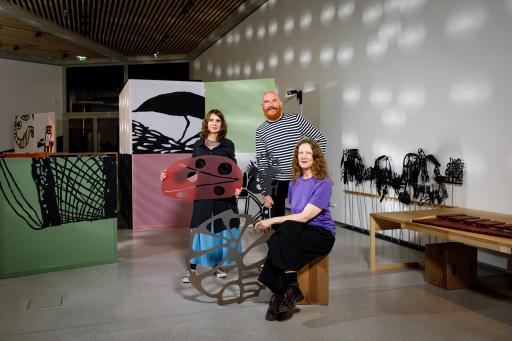  Die Künstlerische Leiterin des KinderKunstLabor für
zeitgenössische Kunst und Kuratorin Mona Jas (vorne) gemeinsam mit
Co-Kurator Andreas Hoffer (hinten rechts) und der Künstlerin Rivane
Neuenschwander (hinten links) in der Ausstellung.