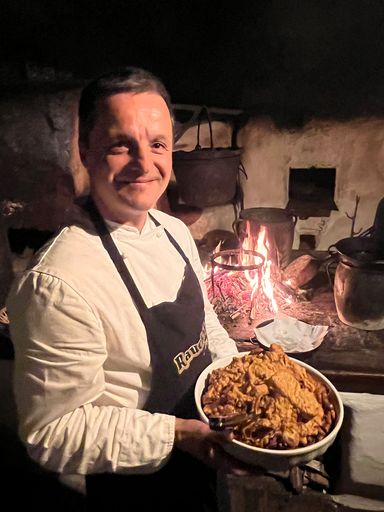 Vorschau Bild von Einen frisch zubereiteten "Häfennigl" gab es im Rauchstubenhaus
in Anger zu verkosten.
