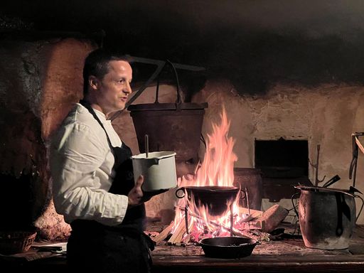 Vorschau Bild von Einen frisch zubereiteten "Häfennigl" gab es im Rauchstubenhaus
in Anger zu verkosten.