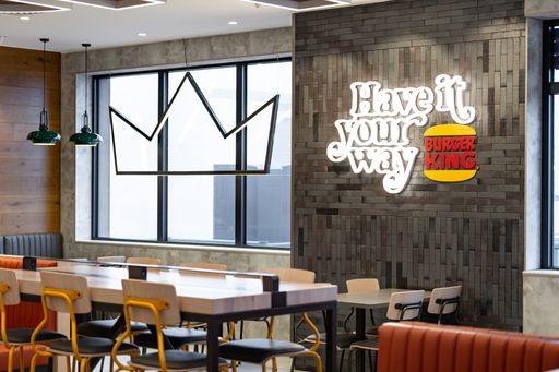 Fans des Whoppers und anderer Burger-King-Spezialitäten haben die
Eröffnung schon sehnlich erwartet. Jetzt steht das Datum fest. Ab
17. September 2024 sorgt das Burger-King-Restaurant in Oberwart
wieder für königlichen Genuss und wirft sich dafür in Schale.
