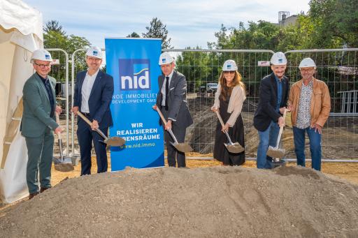 Bild 1: Spatenstich in Wien-Floridsdorf
v.l.n.r. Josef Hofstätter, Peter Wendlinger, Michael Neubauer, Ulrike
Koeck, Dieter Preinerstorfer, Heinz Wiesbauer.