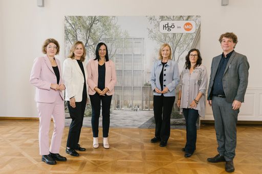 Vorschau Bild von v.l.n.r. Monika Sommer (Direktorin Haus der Geschichte
Österreich), Bettina Leidl (Direktorin MuseumsQuartier Wien), Andrea
Mayer (Kunst- und Kulturstaatssekretärin), Johanna Rachinger
(Generaldirektorin Österreichische Nationalbibliothek), Bettina
Krauk (Geschäftsführerin synn architekten), Markus Penell (Partner
O&O Baukunst) © MuseumsQuartier Wien, Foto: Niko Havranek