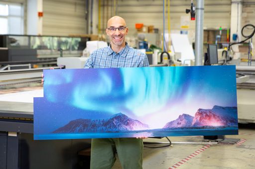  Gerwalt Leitner, Head of New Business bei druck.at, präsentiert
eine maßgeschneiderter Rückwand.