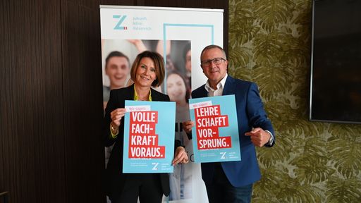 Monika Sandberger und Robert Machtlinger von z.l.ö. zeigen die
neuen Sujets der zweiten Phase der Kampagne