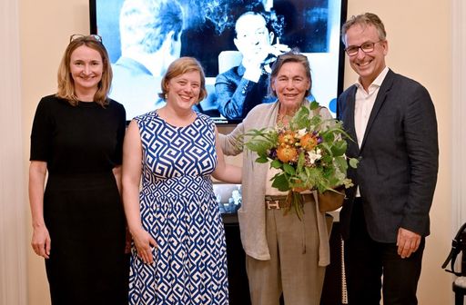  v. l. n. r.: Elisabeth Stein-Hölzl (Molden Verlag), Susanne Falk
(Molden-Stipendiatin), Hanna Molden (Witwe des Verlagsgründers Fritz
Molden), Matthias Opis (Molden Verlag)