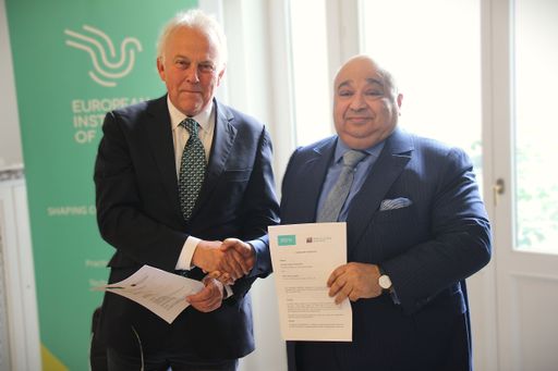  Sheikh Mohamed Bin Issa Al Jaber und Michael Keating bei der
Unterzeichnung