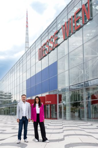(v.l.) Markus Grießler und Clara Wiltschke, die Geschäftsführung
von Austrian Exhibition Experts, freuen sich über die Übernahme von
sechs weiteren Lizenzmessen der RX Wien GmbH ins Portfolio.