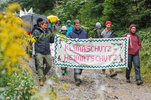 Unkonventioneller Almabtrieb mit Moutainbikes statt Kühen. Ganz
vorne mit dabei die Umweltsprecher einiger Parteien