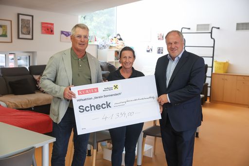 KURIER übergibt Spendenscheck an „Sonnendach“:
KURIER-Chefredakteur Martin Gebhart, Sonja Dürnsteiner
(kaufmännische Leiterin „Sonnendach“) und KURIER
Medienhaus-Geschäftsführer Richard Grasl (v.l.n.r.)