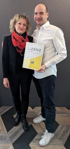 Vorschau Bild von Lucie Öller, Vertriebsmanagerin (Glassline GmbH) und Sebastian
Sinn, Vertriebsleitung, Prokurist (Glassline GmbH), nehmen mit
Freude die Lizenz der Gemeinschaftsmarke Alu-Fenster in Empfang.
(vlnr.)