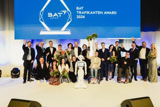  Award-GewinnerInnen, Nominierten, Laudatoren, BAT Top
Team_v.l.n.r. Mario Thaler (LID), Franz Groschan (KoBV), Wolfgang
Streissnig (WKO), Aziz Aliev (BAT), Martina Peterschelka (W), Heidi
Skrdla (WKO), Jirausek, Sandra Hager, Christina Klieber, Sandra
Brandmayr (S), Roboter Pepper, Thomas Kurz (S), Jennifer Wieckhorst
(BAT), Marco Lösch (W)_Susanne Moosmayr-Schlager, Stefan Ulreich
(BAT), Alexander Ratay (OÖ), Hannes Hofer (MVG), Günter Ferstl
(BAT), Silvia Schneider
