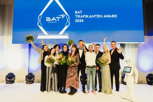 Vorschau Bild von v.l.n.r. Team Heike Jirausek, Sandra Hager, Christina Klieber,
Sandra Brandmayr (S)_Martina Peterschelka (W)_Aziz Aliev (BAT)_Simon
Monz (V)_Marco Lösch (W)_Silvia Schneider_Wolfgang Streißnig (WKO),
Roboter Pepper