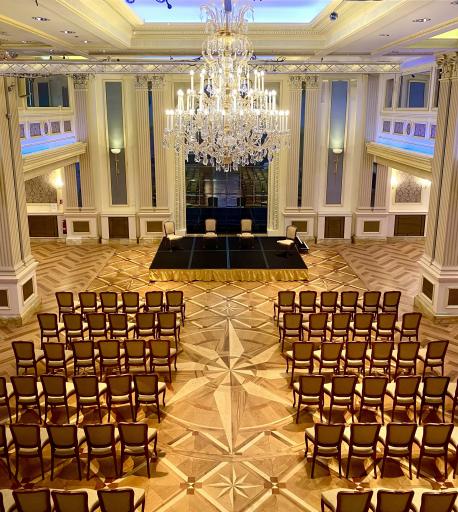 Vorschau Bild von Der prächtige Ballsaal des Grand Hotel Wien mit Theaterbestuhlung