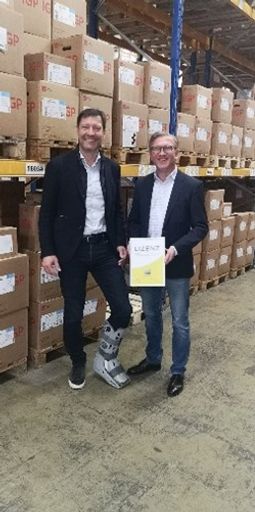  Willibald Schmidt, Managing Director, IGP Pulvertechnik GmbH und
Tommy Kuster, Co-Geschäftsführer, IGP Pulvertechnik GmbH sowie
Mitglied der GF der IGP AG in der Schweiz, freuen sich über die
Lizenz, die zum Führen der Gemeinschaftsmarke ALU-FENSTER
berechtigt. (vlnr.)