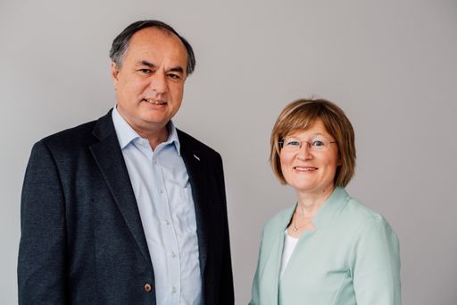 Vorschau Bild von Dipl. Ing. Richard Breschar, Vorsitzender der Arbeitsgemeinschaft
Salzburger Erwachsenenbildung, und MMag.a Silvia
Schwarzenberger-Papula, Geschäftsführerin Verein Salzburger
Erwachsenenbildung