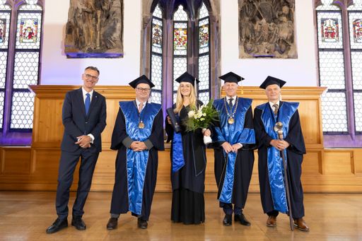 Bei der Graduierungsfeier des PMU-Standorts Nürnberg am
13.09.2024 erhielt die 1000ste Humanmedizin-Absolventin der PMU
insgesamt ihr Dekret zur Dr.in med. univ.: Amelie Osswald aus
Laubendorf/Langenzenn (Bayern) – im Bild (v.l.n.r.) mit Prof. Dr.
Achim Jockwig (Vorstandsvorsitzender Klinikum Nürnberg), Prof. Dr.
Sascha Pahernik (Dekan PMU Nürnberg), Univ.-Prof. Dr. Wolfgang Sperl
(Rektor PMU) und Prof. Dr. Theodor Fischlein (Vize-Rektor PMU
Nürnberg). // © PMU / Giulia Iannicelli