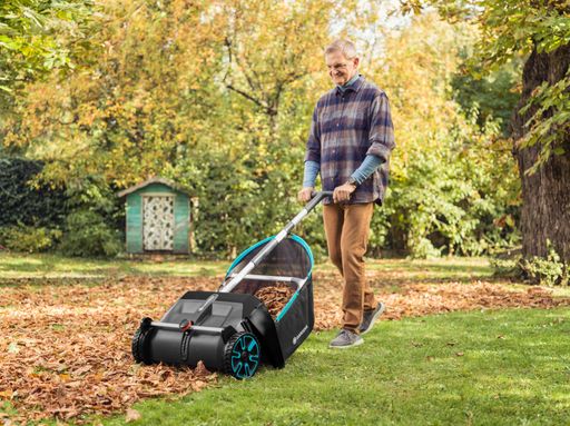 Vorschau Bild von Besser Laubsammeln geht nicht: Der GARDENA Laub- und Rasensammler
sammelt Blätter in Rekordzeit – leise, effektiv, rückenschonend,
ganz ohne Anstrengung und dabei auch noch umweltschonend.