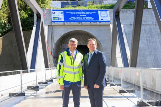 Vorschau Bild von BBT Vorstand Martin Gradnitzer (vl.) und Tirols Verkehrslandesrat
Rene Zumtobel Im Hintergrund das Nordportal des Brenner Basistunnels
in der Sillschlucht