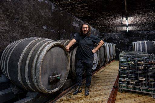 Vorschau Bild von Markus Faulhammer im 70 Jahre alten Weinkeller