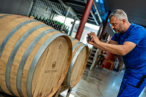 Vorschau Bild von Die Aurena Experten inventarisieren die gesamte Ausstattung des
Weinguts