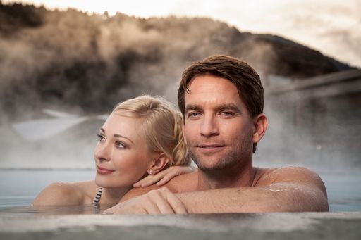  2 Personen im Pool