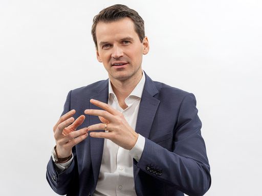  Dr. Heimo Pascher, Geschäftsführung Austrotherm Gruppe, treibt
Expansion voran – mit klarem Fokus auf nachhaltige Lösungen für die
Zukunft.