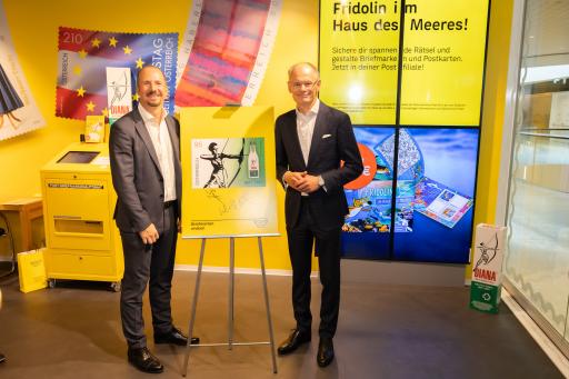 Vorschau Bild von v.l.: David Burghart, Geschäftsführer, DIANA mit Menthol, mit
Walter Oblin, designierter Generaldirektor, Vorstand für Brief &
Finanzen, Österreichische Post AG