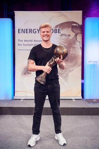 Vorschau Bild von Musikalisch begleitet wurde die Österreich-Verleihung von Popstar
Thorsteinn Einarsson, der mit seinem Auftritt für stimmungsvolle
Unterhaltung sorgte.