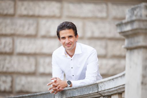 Alexander Schmölz hat die von der AK Wien geförderte
Stiftungsprofessur für Digitalen Humanismus an der FH des BFI Wien
inne.