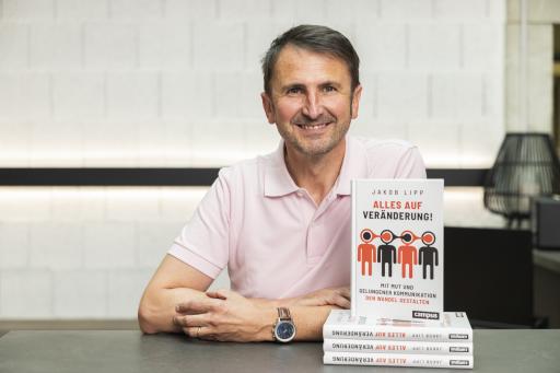 "ALLES AUF VERÄNDERUNG" - so heißt das neue Buch von Autor und
Mutmacher Jakob Lipp aus Bayern. Er zeigt anhand der großen und
aktuellen Themen Digitalisierung, Nachhaltigkeit, New Work und
Transformation, was der richtige Kommunikationsstil bewirken kann.
Raus aus der Komfortzone, rein in die Veränderung - mit Mut! /
Weiterer Text über ots und www.ots.at / Die Verwendung dieses Bildes
für redaktionelle Zwecke ist unter Beachtung aller mitgeteilten
Nutzungsbedingungen zulässig und dann auch honorarfrei.
Veröffentlichung ausschließlich mit Bildrechte-Hinweis.